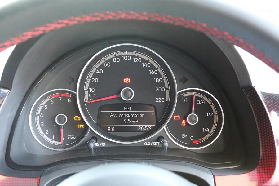 Панель приборов Volkswagen up! GTI 2018 года  (JP) (фото 8 из 20)